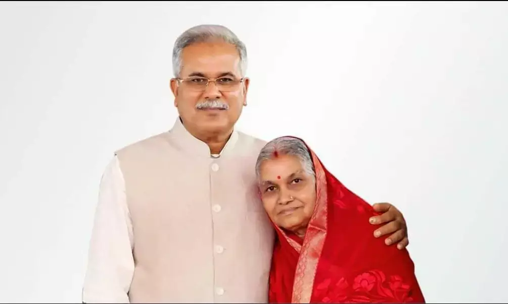 भावुक ट्वीट: माँ की पुण्यतिथि पर CM भूपेश का ट्वीट -“अब सिर्फ़ यादें हैं.. उनका स्थान हमेशा के लिए खाली है”