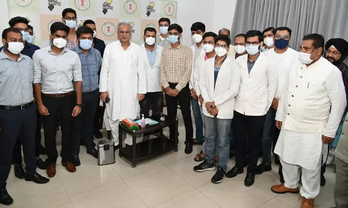मुख्यमंत्री से मिले चन्दूलाल चन्द्राकर स्मृति मेडिकल कॉलेज के छात्र और पालकगण.. कॉलेज के अधिग्रहण के निर्णय पर जताया आभार, मुख्यमंत्री ने कहा- बच्चे हमारे भविष्य है, इनकी बेहतरी के लिए हर संभव प्रयास