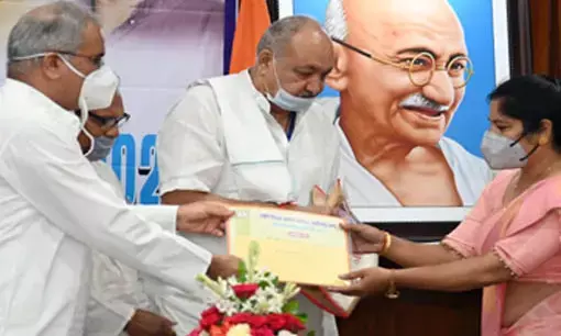 शिक्षक सम्मान समारोह में बोले मुख्यमंत्री- कोरोना में फ्रंट लाइन वारियर्स की तरह शिक्षकों ने किया काम……शिक्षा मंत्री बोले- कोरोना काल में शिक्षकों का किया काम ऐतिहासिक