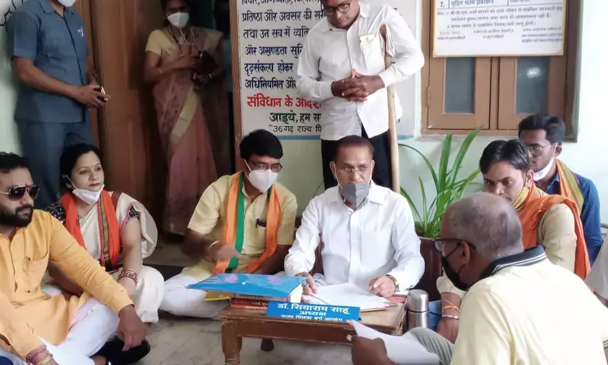 जमीन पर दफ्तर: पिछडा वर्ग अध्यक्ष सियाराम ने आफिस के प्रांगण में ज़मीन पर बैठ शुरु किया काम..बोले “मेरा दायित्व है.. निभा रहा हूँ.. कक्ष बंद है.. सत्याग्रह जारी रहेगा”