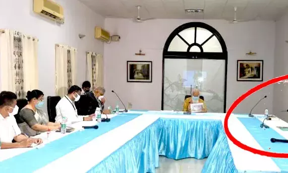 प्रधानमंत्री और राज्यपाल को मीटिंग के लिए मुख्यमंत्री ने आधे घंटे कराया इंतजार…….देर से पहुंची CM ने बैठक लेने के बजाय सिर्फ कुछ कागज दिये और चली गयी…..बोली- दूसरी मीटिंग में हमें जाना है….