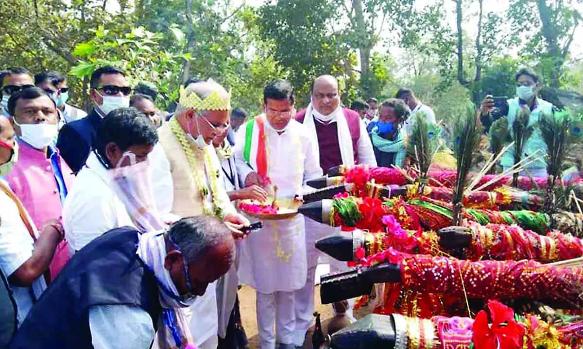 आदिवासी उत्थान की अनूठी पहल… आदिवासियों की परंपरागत देवगुड़ी को आधुनिक स्थल के रूप में बदला…