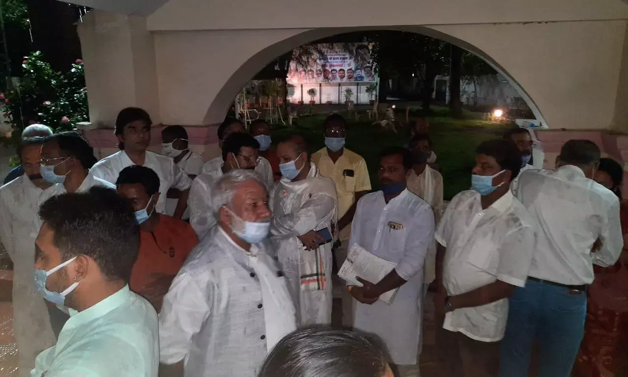 पीसीसी चीफ़ मोहन मरकाम के घर पहुंचे सरगुजा संभाग के वरिष्ठ कांग्रेस कार्यकर्ता.. संभाग से जारी निंदा और निष्कासन प्रस्ताव सौंपने पहुँचे