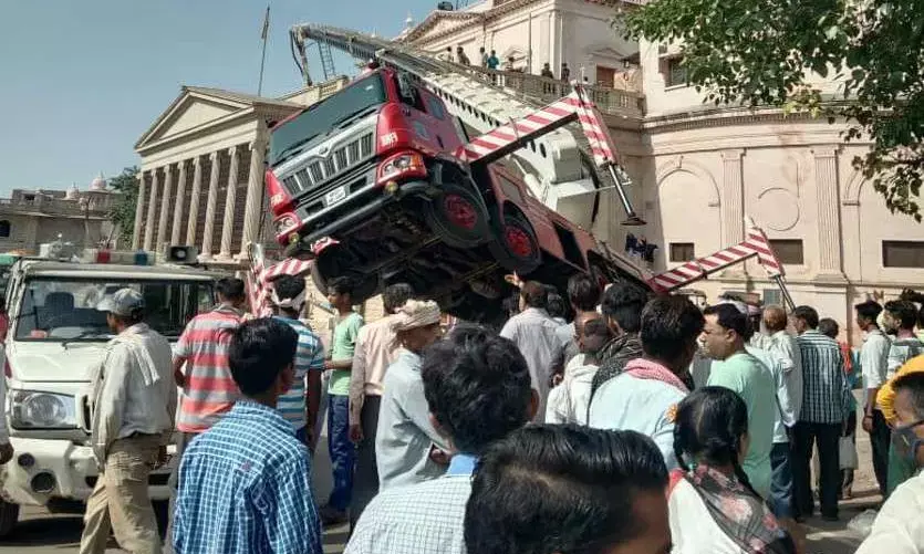 VIDEO : तीन की मौत – स्वतंत्रता दिवस के लिए झंडा लगाने के दौरान बड़ा हादसा… नगर निगम के तीन कर्मचारियों की मौत… हादसे का वीडियो आया सामने