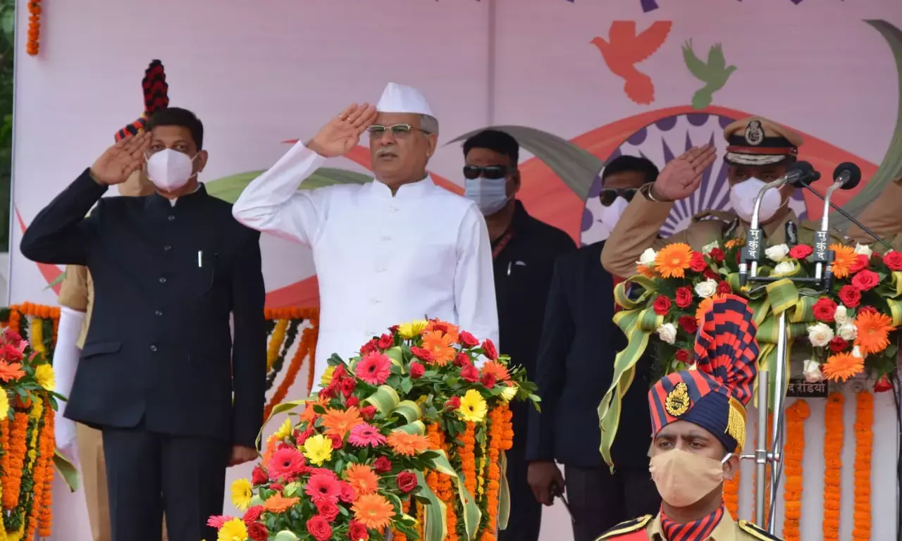 CM भूपेश LIVE: मुख्यमंत्री ने राजधानी में किया ध्वजारोहण…. कर रहे प्रदेश की जनता को संबोधित… देखें वीडियो