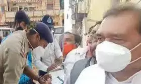 मंत्रीजी की कार पर लगी थी काली फिल्म…गाड़ी रोक पुलिस वाले ने काटा चालान….पढ़िए क्या है मामला…