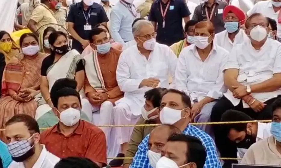 CM भूपेश ने दिया मौन धरना, महिला सांसदों के साथ दुर्व्यवहार मामले में कांग्रेस का प्रदर्शन…. गांधी मैदान में केबिनेट मंत्रियों व विधायकों के साथ मौन धरने पर बैठे मुख्यमंत्री