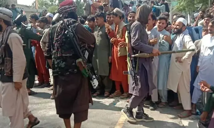 एयरपोर्ट पर फायरिंग : फायरिंग के बाद मची भगदड़ में अब तक 7 लोगों की मौत … काबुल एयरपोर्ट पर देश छोड़ने वालों की भीड़ बेकाबू