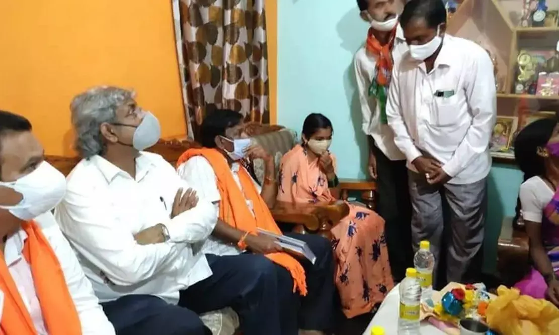 शहीद जवान के बजाय जीवित सैनिक के घर पहुंच गए केंद्रीय मंत्री…..नौकरी और जमीन देने का भी कर दिया ऐलान…..हैरान परिजनों ने बताया- उनका बेटा तो जिंदा है….हुई मंत्री की फजीहत