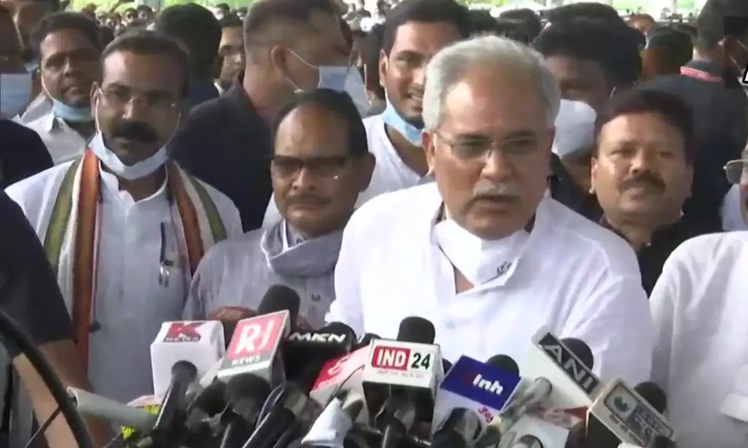 CM LIVE : “कांग्रेस के प्रति छत्तीसगढ़वासियों का प्यार और बढ़ता जा रहा है” मंत्री-विधायक संग मुख्यमंत्री पहुंचे रायपुर….एयरपोर्ट पर जोशीला स्वागत… सीएम बोले- राहुल जी अब छत्तीसगढ़ में प्रर्याप्त समय देंगे….लगातार होगा उनका दौरा… पढ़िये क्या कहा मुख्यमंत्री ने