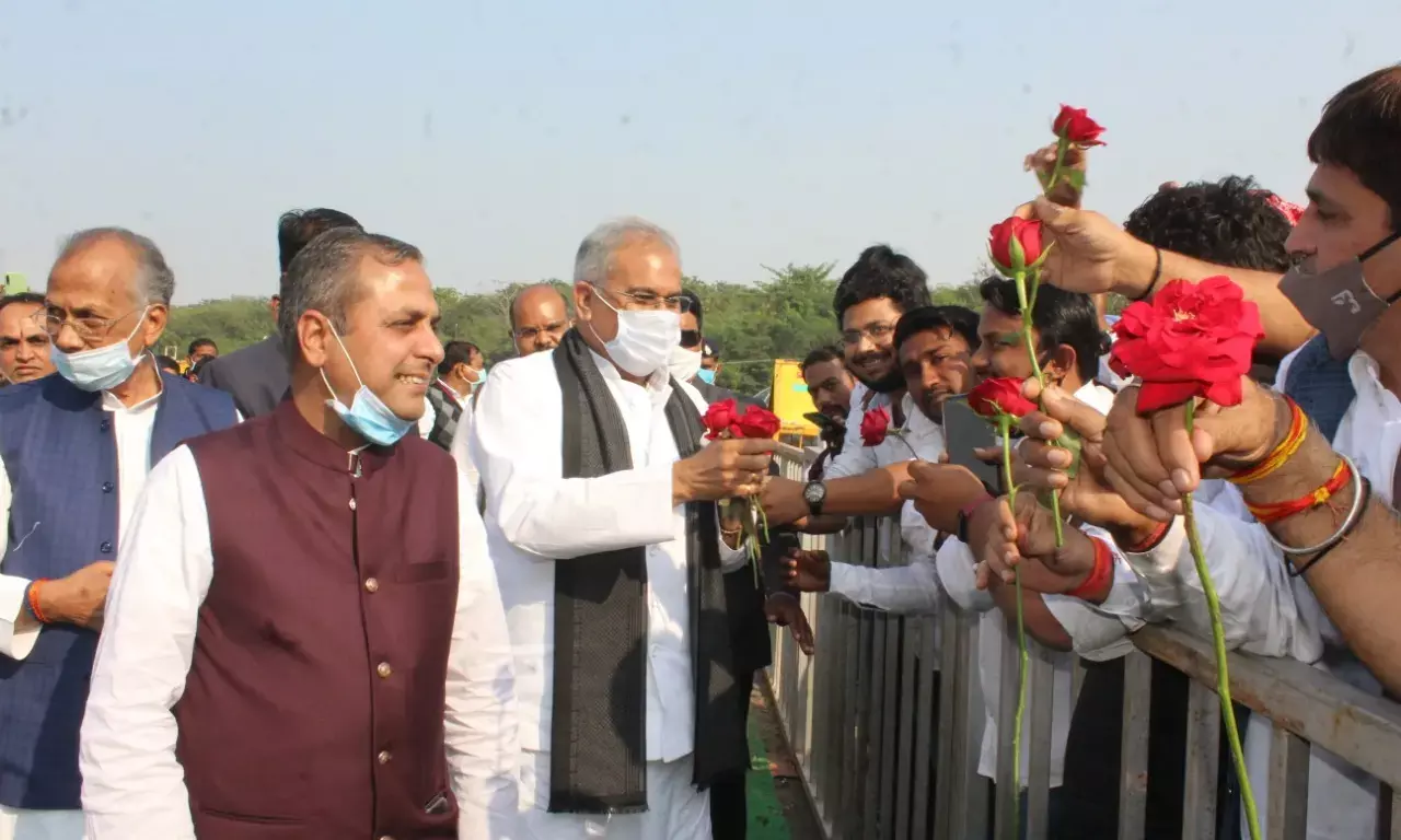 ब्रेकिंग – CM भूपेश बघेल का ऐलान – “बिलासपुर एयरपोर्ट बिलासाबाई केवटीन के नाम पर रखा जाएगा.. स्व.शेख ग़फ़्फ़ार की स्मृति स्थाई रखने तारबहार अंग्रेज़ी स्कुल अब शेख ग़फ़्फ़ार के नाम पर”