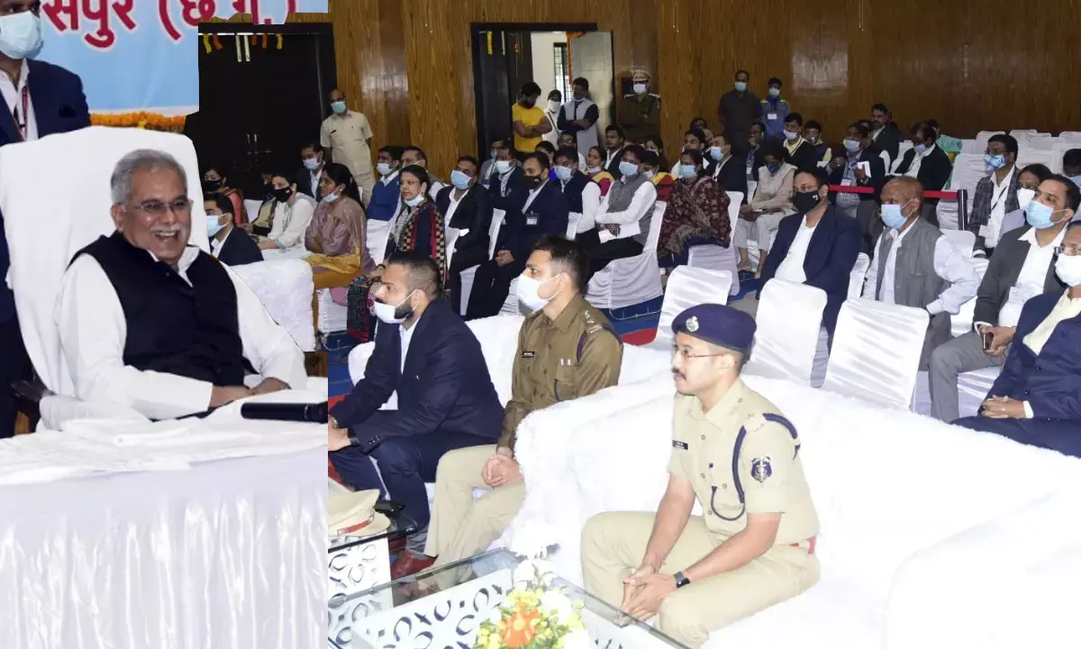 CM भूपेश बघेल ने बंद कमरे में कमिश्नर, आईजी कलेक्टर, SP सहित अफसरों से की आत्मीय मुलाकात…. कलेक्टर सारांश मित्तर की थपथपाई पीठ… 2 घंटे तक हल्के-फुल्के माहौल में होती रही चर्चा