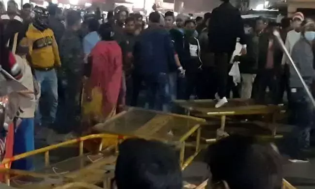 मुख्यमंत्री के काफिले के एस्कार्ट गाड़ी पर हमला…..थानेदार की हालत गंभीर, पुलिस वैन को तोड़ डाला… सीएम हेमंत सोरेन को दूसरे रास्ते से बचाकर निकाला गया