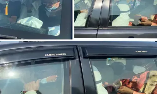 दिलचस्प संयोग – हैलीपैड से एक गाड़ी में सूबे की सियासत के तीन दिग्गज पहुँचे सभा स्थल .. CM भूपेश, मंत्री सिंहदेव और विधानसभा अध्यक्ष महंत..