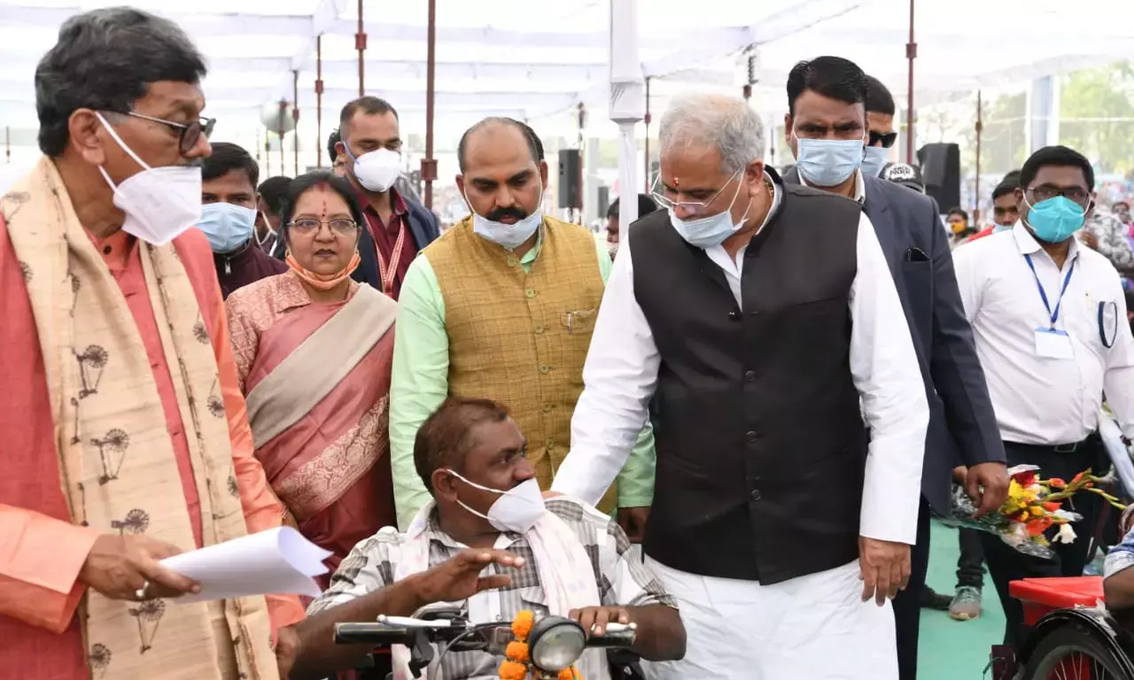 जांजगीर में केंद्र सरकार और डॉ रमन सिंह पर जमकर बरसे मुख्यमंत्री भूपेश बघेल – “रमन ग़रीबों का चावल खा गए.. वे ना किसान को जानते हैं ना गाँव को..केंद्र जब पाँच सौ रुपिया दे रहा है तो किसान न्याय योजना से पेट में दर्द क्यों”