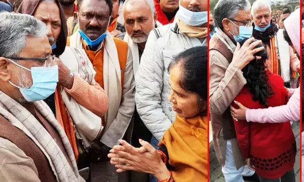 “अंकल…जब हत्यारा पकड़ा जाएगा तो गोली मेरी मम्मी मारेगी”…बेटी की बात सुन रो पड़े पूर्व डिप्टी सीएम….बच्ची बोली- मैं रो नहीं पा रही अंकल, क्योंकि मम्मा को दर्द होगा