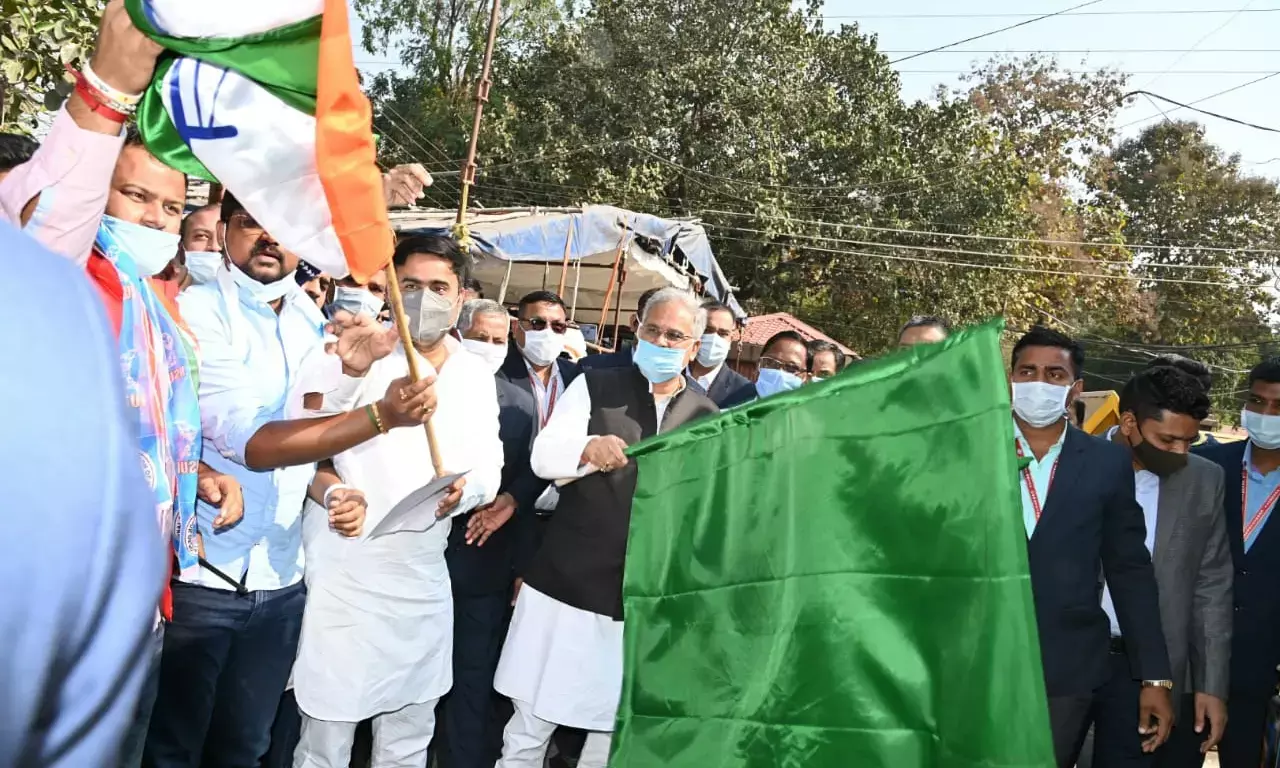 मुख्यमंत्री भूपेश बघेल ने दिल्ली में आंदोलनकारी किसानों की सहायता लिए धान और राशन लदे ट्रकों को दिखाई हरी झण्डी