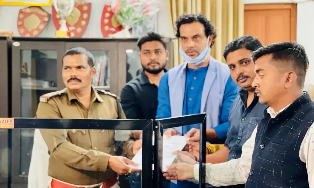 मंत्री का लेटर लेकर नौकरी ज्वाइन करने पहुंचा बर्खास्त मैनेजर….. मंत्री से विभाग ने ली जानकारी, तो मालूम पड़ा फर्जी है आदेश…. अब हुआ FIR दर्ज