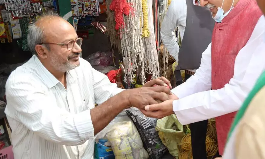 छेरछेरा पुन्नी पर मुख्यमंत्री निकले दान मांगने… दुकानों और घरों में जाकर CM भूपेश बघेल ने मांगा दान…..