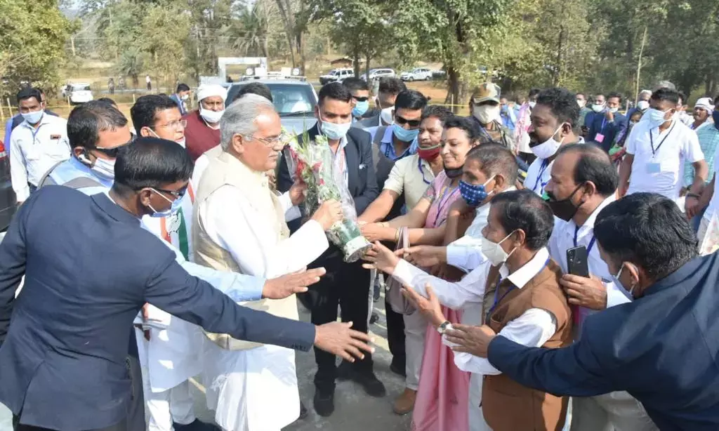 ….जब मुख्यमंत्री नक्सलियों के गढ़ में सड़क मार्ग से घुसे…..50 किलोमीटर का सफर तय कर लिया विकास कार्यों का जायजा….बस्तर की बदलती तस्वीर देखी