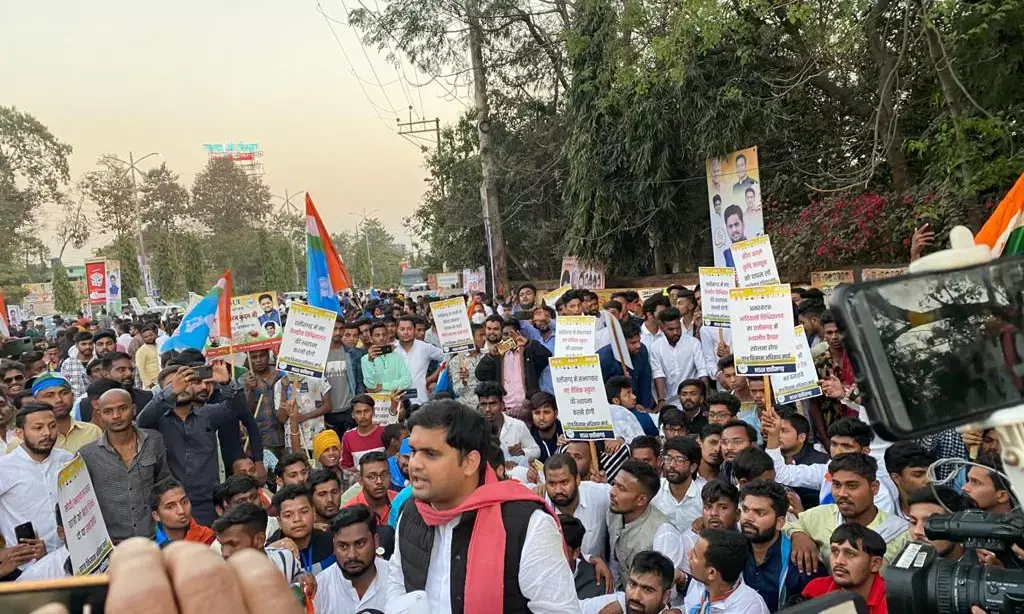NSUI का राजधानी रायपुर में जबरदस्त प्रदर्शन…. आकाश शर्मा की अगुवाई व राष्ट्रीय अध्यक्ष नीरज कुंदन की मौजूदगी में किया राजभवन घेराव……किसानों के हक में इन 5 मांगों पर आवाज की बुलंद