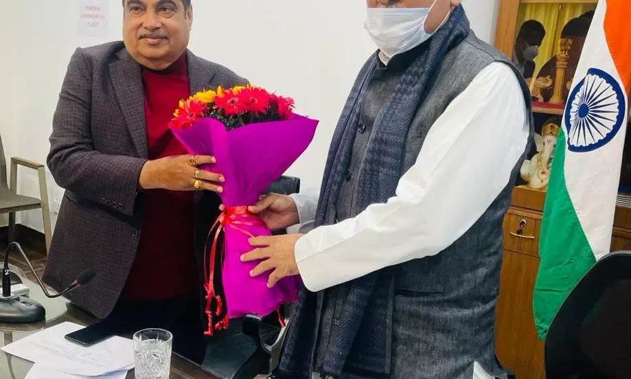 मुख्यमंत्री ने की केंद्रीय मंत्री नितिन गडकरी से मुलाकात…… सड़कों के विस्तार को लेकर हुई चर्चा….पीयूष गोयल से भी करेंगे मुलाकात