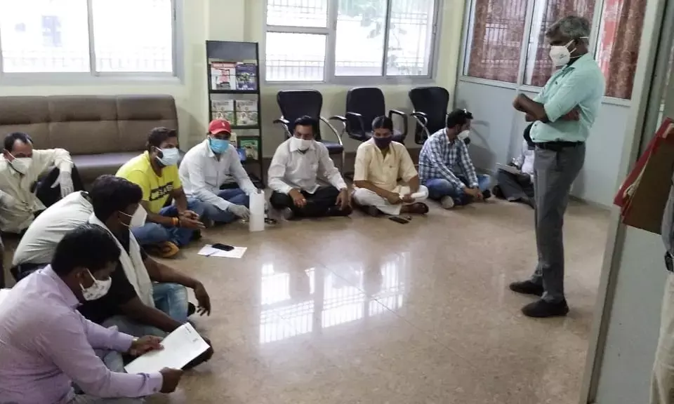 भरी बरसात में निगम के सामने धरना पर बैठे कांग्रेसी पार्षद, लगाये गंभीर आरोप…कहां अपने ही सरकार में कोई सुनवाई नहीं