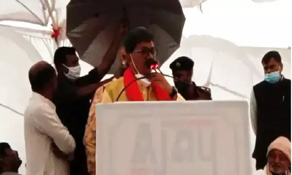 ….चरणदास महंत बाल-बाल बचे……सभा के दौरान तेज आंधी से मची भगदड़…..संबोधन के दौरान टेंट जोर-जोर हिलने लगा….सभा के कई टेंट इधर-उधर बिखरे