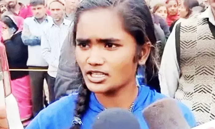 मुख्यमंत्री भी इस बहादूर बेटी के हुए मुरीद….जान की बाजी लगाकर नहर में लगायी छलांग और 6 लोगों को बचा लायी….बोली- मेरे सामने एक बच्चा बह गया…बहुत दुख हुआ..