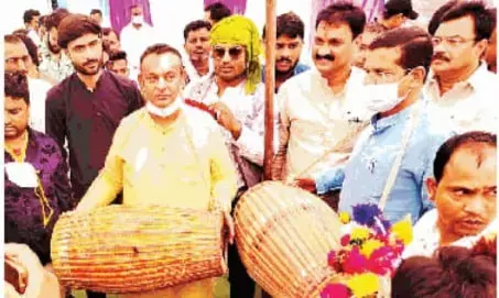 पूरा छत्तीसगढ़ बैचेन था……और पीसीसी चीफ मांदर पर डोल रहे थे……सियासी बैचेनी से दूर शुक्रवार की तस्वीरें हो रही वायरल…..रात अलीशान रिसॉर्ट में तो दिन मांदर की थाप के बीच गुजरी