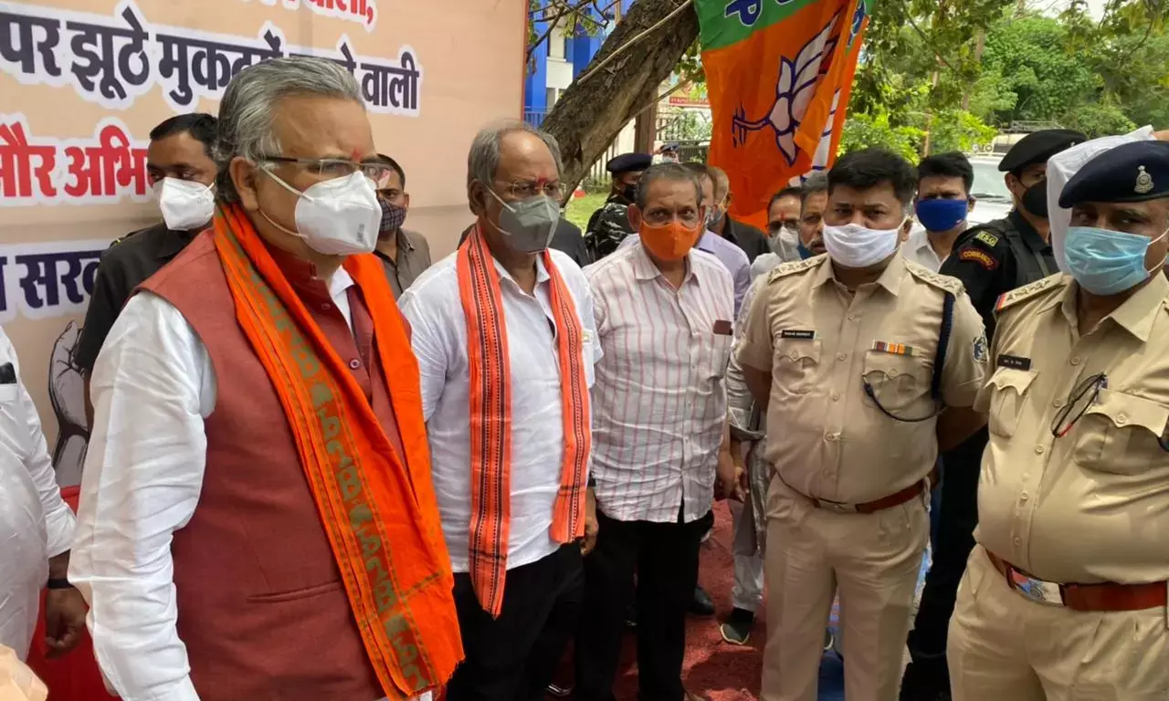 पूर्व मुख्यमंत्री डॉ रमन…नेता प्रतिपक्ष धरमलाल.. भाजपा प्रदेश अध्यक्ष विष्णु देव और वरिष्ठ विधायक बृजमोहन ने दिया धरना.. FIR पर बोले डॉ रमन – “ ये पुलिस सीआरपीसी से नहीं कांग्रेस भवन से संचालित हो रही है.. बाक़ी पुलिस आए..एक बार नहीं चार बार आएँ.. स्वागत है”