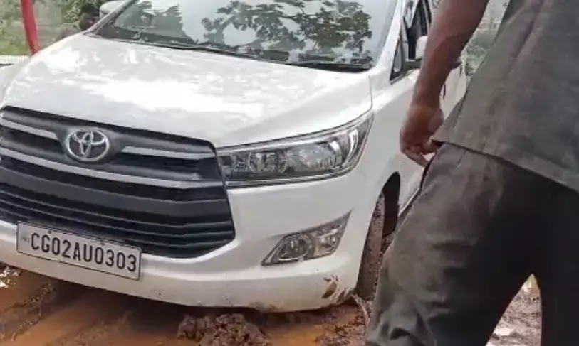 वीडियो-सड़क की चिंता करने निकले संसदीय सचिव चिंता की गाड़ी फँसी : इनोवा में विराजे रहे विधायक, ग्रामीण और पुलिस लगाते रहे धक्का.. ट्रेक्टर से हुआ टोचन