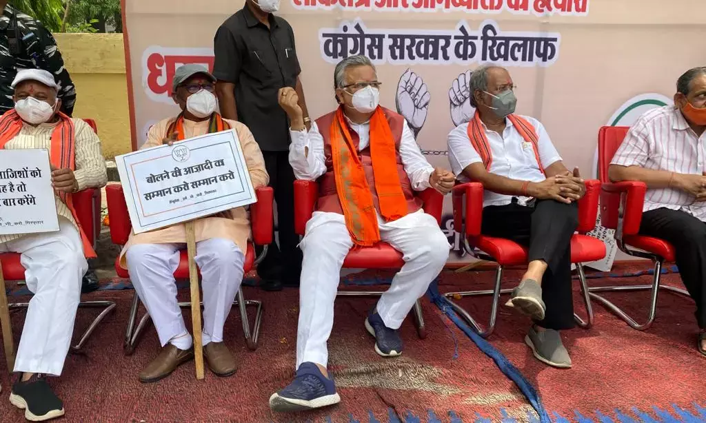 राजधानी पुलिस को पूर्व मुख्यमंत्री डॉ रमन सिंह ने सौंपा लिखित जवाब..टूलकिट को लेकर लिखा “संलग्न दस्तावेज पब्लिक डोमेन पर पर उपलब्ध होकर प्रसारित हो रहे थे..मेरे विचारों की अभिव्यक्ति है..कांग्रेस सुनियोजित दुष्प्रचार अभियान चला दिग्भ्रमित कर रही है”