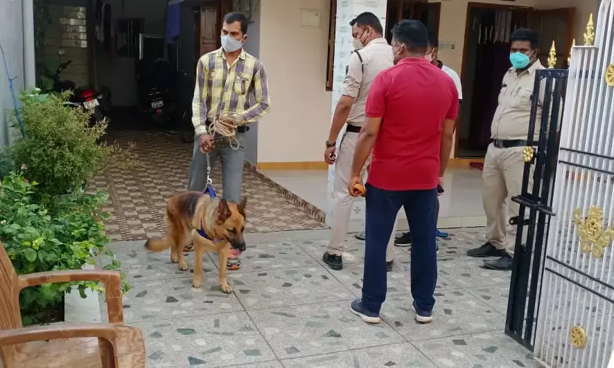 घर से लाखों के जेवर पार… सोये थे सभी लोग, तभी चोर आया और लाखों के गहने से किया हाथ साफ, जांच में जुटी पुलिस…