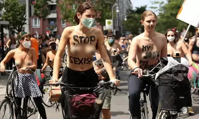 पुरुषों ने पहनी ब्रा, महिलाए हुईं टॉपलेस….. आखिर क्यों हुआ सड़कों पर अनोखा प्रदर्शन…..जानिये पूरी वजह