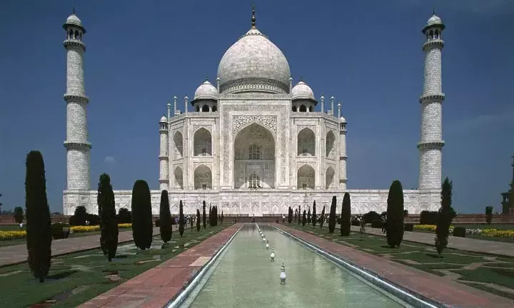 ताजमहल में बम की खबर से मचा हड़कंप….. पुलिस जांच में बम की खबर निकली फर्जी… फोन करने वाला युवक हुआ गिरफ्तार