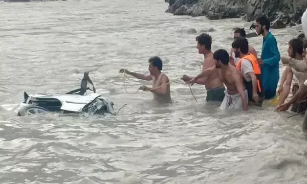 नदी में वैन गिरने से 17 लोगों की मौत, 16 मृतक एक ही परिवार के…