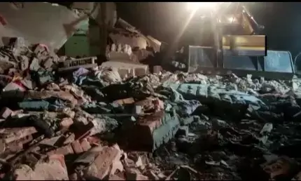 दर्दनाक: 4 बच्चों सहित 8 की मौत: सिलेंडर ब्लास्ट में दो मंजिला इमारत ढहा…..8 लोगों की मौत, 6 की हालत गंभीर…..मलवे में दबे हो सकते हैं और भी लोग