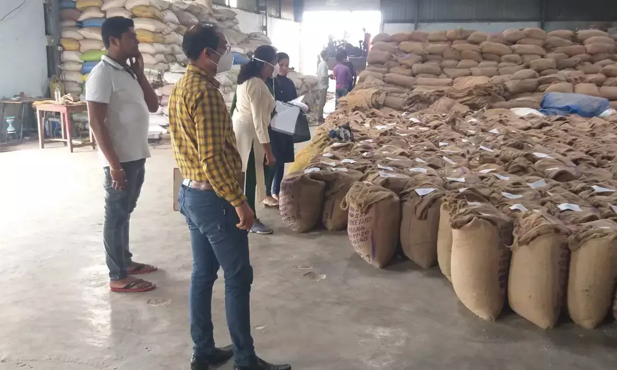 5 राइस मिलो में छापा:राजधानी की 5 राइस मिले में पड़ा छापा…9 करोड़ का 34647 क्विन्टल धान और 9693 क्विन्टल चाँवल जप्त…कलेक्टर के आदेश पर खाद्य विभाग की टीम की कार्यवाही