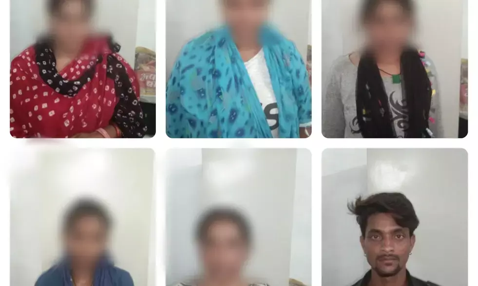 SEX रैकेट का राजधानी में भंडाफोड़: पांच युवतियां और एक दलाल गिरफ्तार…ग्राहक बनकर पहुंची पुलिस नजारा देख रहा गई दंग… आपत्तिजनक समान भी बरामद…