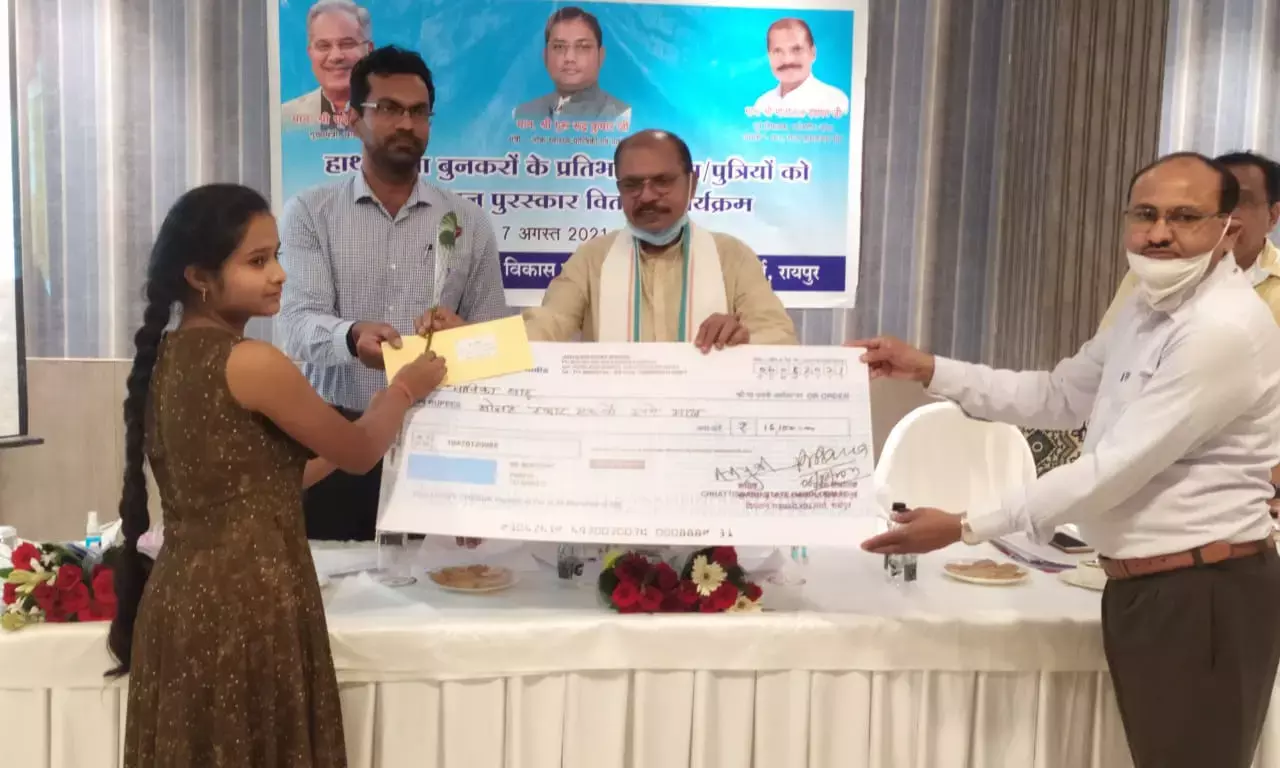 राजधानी रायपुर मे मनाया गया विश्व हथकरघा दिवस,मुख्यमंत्री भुपेश बघेल वर्चुअल रुप से जुड़े…