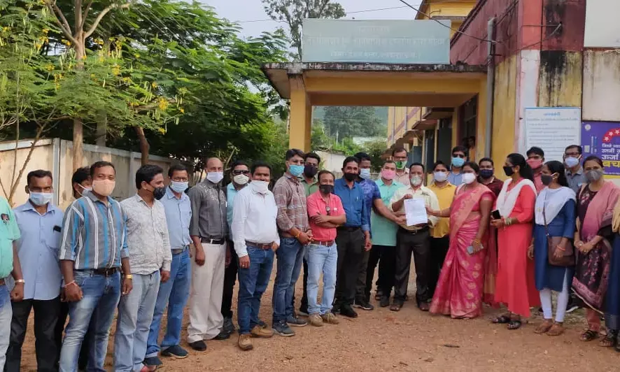 शिक्षकों की मांगों को लेकर हल्ला बोल जारी… गीदम टीचर्स एसोसिएशन ने सीएम और चीफ सिकरेट्री के नाम सौंपा ज्ञापन… कहा- 23 साल से दंश झेल रहे शिक्षकों की सुध लीजिये सरकार