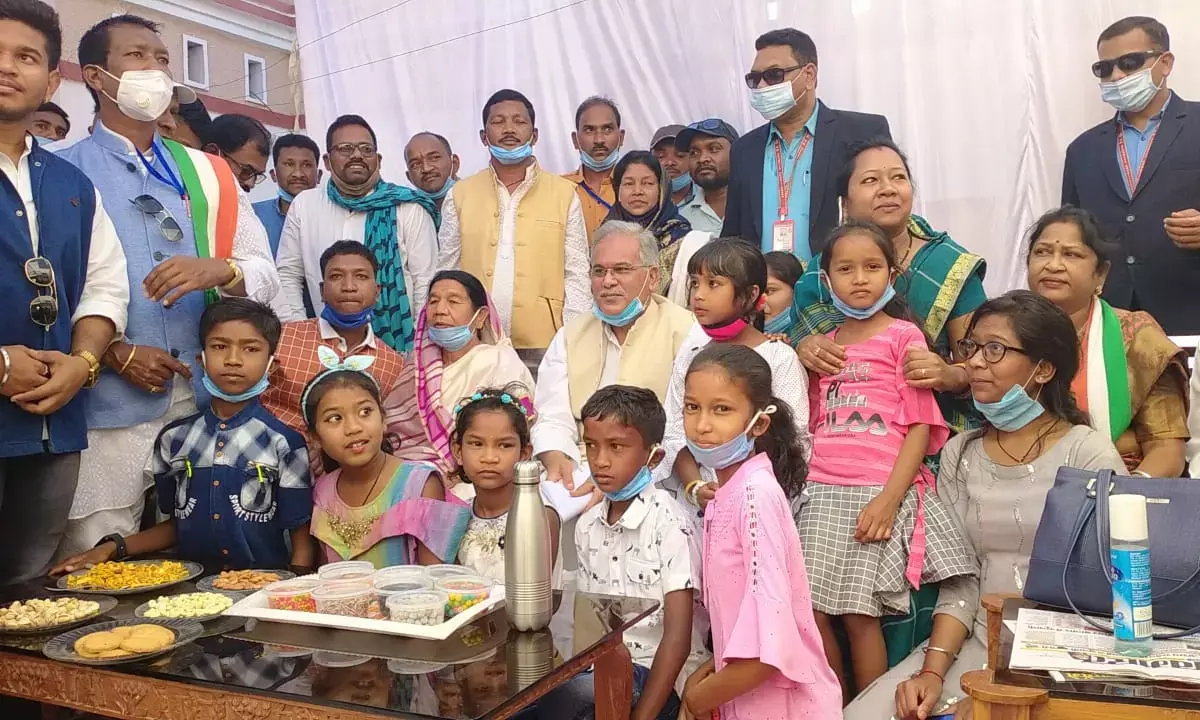 मुख्यमंत्री भूपेश बघेल ने पूर्व कैबिनेट मंत्री स्वर्गीय माधव सिंह ध्रुव के निवास पर जाकर परिजनों से की भेंट… ध्रुव के साथ बिताए पलों को किया याद…