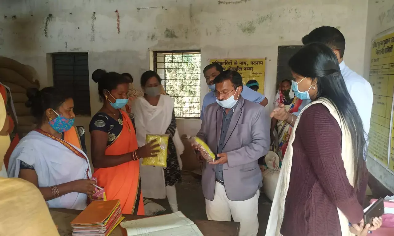 कलेक्टर कावरे ने कांसाबेल विकासखण्ड के धान खरीदी केन्द्र और उचित मूल्य की दुकान का किया निरीक्षण….