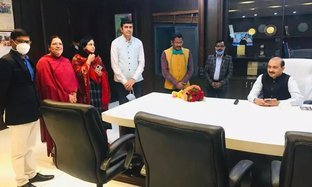 राज्य प्रशासनिक सेवा संघ के प्रतिनिधि मंडल ने मुख्य सचिव से मिलकर एडमंड लकरा के प्रकरण में रोक लगाने की मांग की