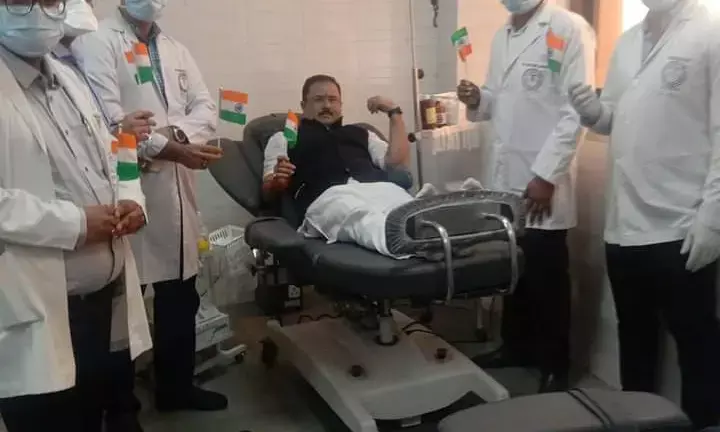 गणतंत्र दिवस पर एम्स के रक्तदान शिविर में कांग्रेस नेता नितिन भंसाली ने अपने जीवन का 66वां रक्तदान कर शहीदों को श्रद्धांजलि अर्पित की