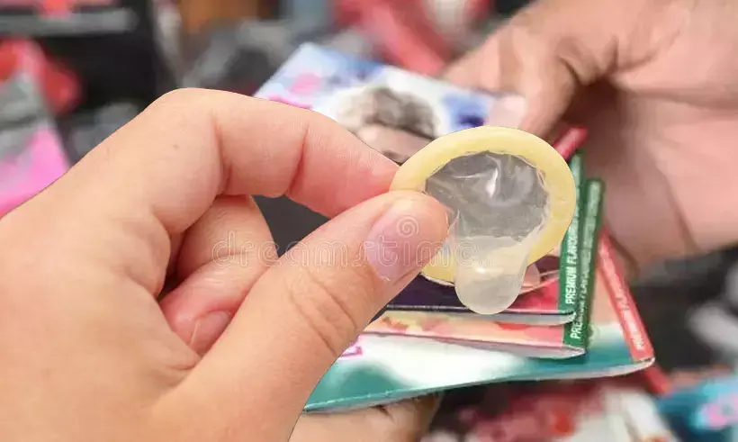 जज को कंडोम के पैकेट भेजे : ‘बगैर कपड़े उतारे लड़की के ब्रेस्‍ट छूना यौन शोषण नहीं’……….. फैसला देने वाली बॉम्‍बे हाई कोर्ट की जज को महिला ने भेजे 150 कंडोम