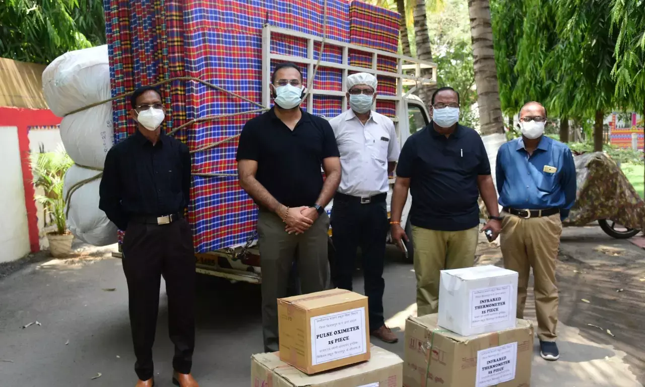 सजग और स्वामी आत्मानंद उत्कृष्ट अंग्रेजी माध्यम विद्यालय बिलासपुर के शिक्षकों ने कोविड हेतु सामग्री का वितरण किया