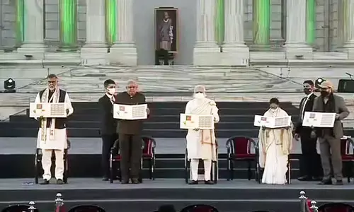 VIDEO मोदी की मौजूदगी में मंच पर नाराज हुईं सीएम ममता, भाषण देने से किया इनकार……बोली- बेइज्जत करना ठीक नहीं… जानिये किस बात से हो गयी नाराज