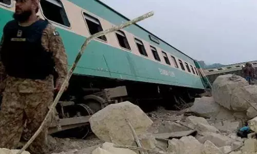 ट्रेन एक्सीडेंट में 50 की मौत: पाकिस्तान में बड़ा ट्रैन हादसा…….अब तक 50 लोगों की मौत, 50 से ज्यादा बुरी तरह जख्मी……कई यात्री अभी फंसे हैं